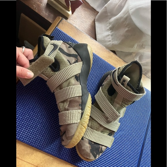 Clearance Sale Nike High Top Sneaker - Picture 1 of 7